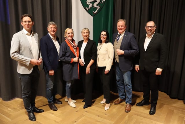 Bezirksobmann NAbg.Bürgermeister Mst. Joachim SCHNABEL, Bürgermeister Gerhard ROHRER, Bürgermeisterin Elke HALBWIRTH, MSc, Bezirkshauptfrau Mag.a Karin WIESEGGER-ECK, Bürgermeisterin Tanja FAULAND-GRATZ mit Präsident Bürgermeister Erwin DIRNBERGER und Landesgeschäftsführer Mag. Dr. Martin OZIMIC